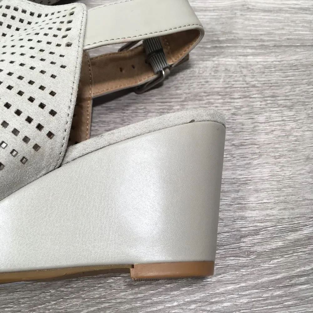 TAHARI TAUPE PERFORATED‎ LASER CUT SYMBA OPEN TOE WEDGE SANDAL 7